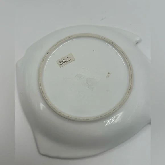 White Plate Vintage Whittier Unique
Pottery Ceramic Textured Fish Shaped Bowl - Picture 6 of 10